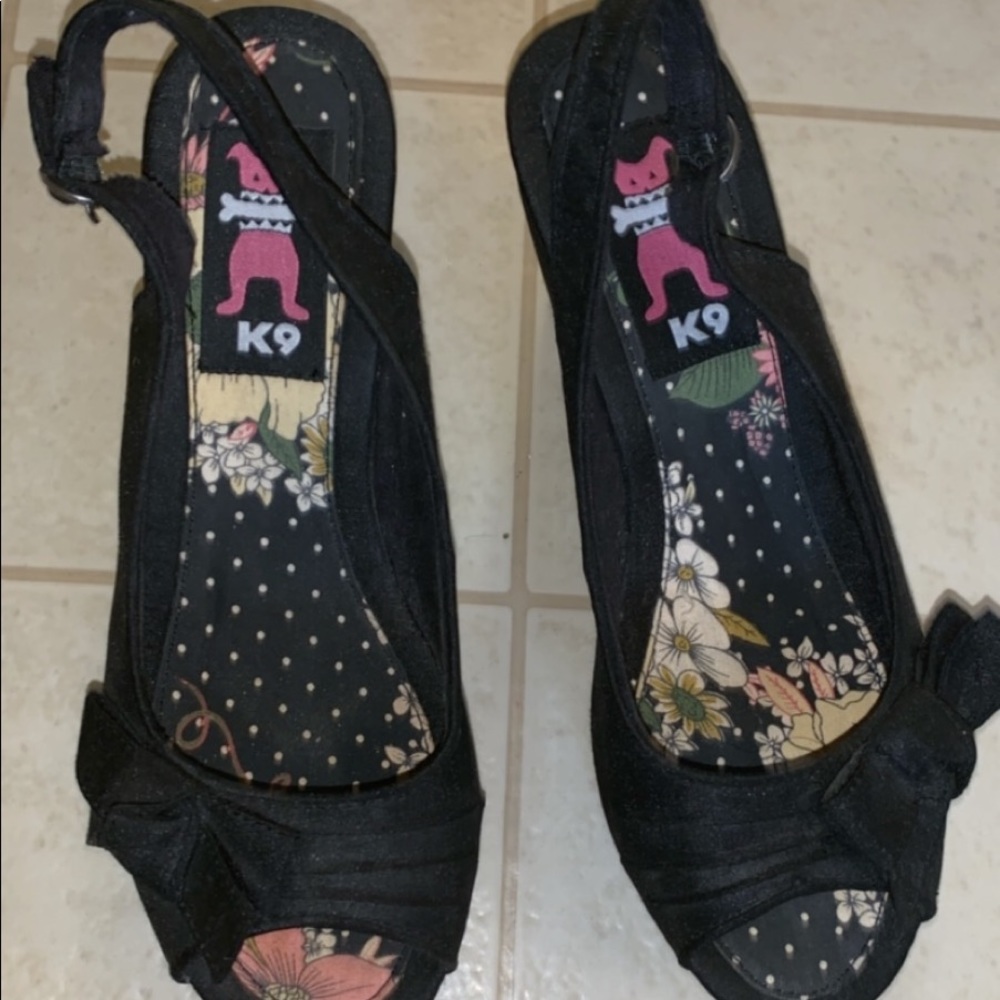 Black wedges